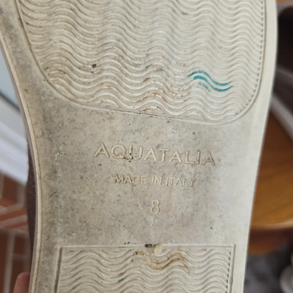 Aquatalia size gently
